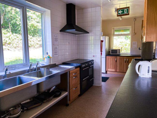 Fully equipped kitchen with oven, large washing up area